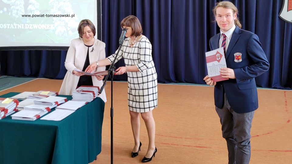 Na zdjęciu: uczestnicy uroczystego zakończenia roku szkolnego 2021/2022 maturzystów w I Liceum Ogólnokształcącym im. Jarosława Dąbrowskiego w Tomaszowie Mazowieckim, które odbyło się w piątek, 29 kwietnia 2022 roku