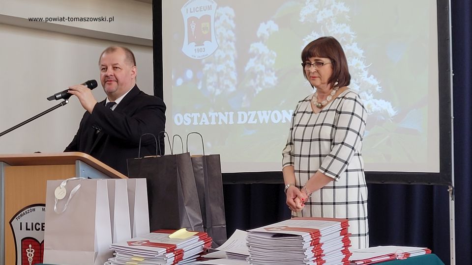 Na zdjęciu: uczestnicy uroczystego zakończenia roku szkolnego 2021/2022 maturzystów w I Liceum Ogólnokształcącym im. Jarosława Dąbrowskiego w Tomaszowie Mazowieckim, które odbyło się w piątek, 29 kwietnia 2022 roku