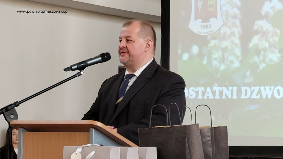 Na zdjęciu: uczestnicy uroczystego zakończenia roku szkolnego 2021/2022 maturzystów w I Liceum Ogólnokształcącym im. Jarosława Dąbrowskiego w Tomaszowie Mazowieckim, które odbyło się w piątek, 29 kwietnia 2022 roku