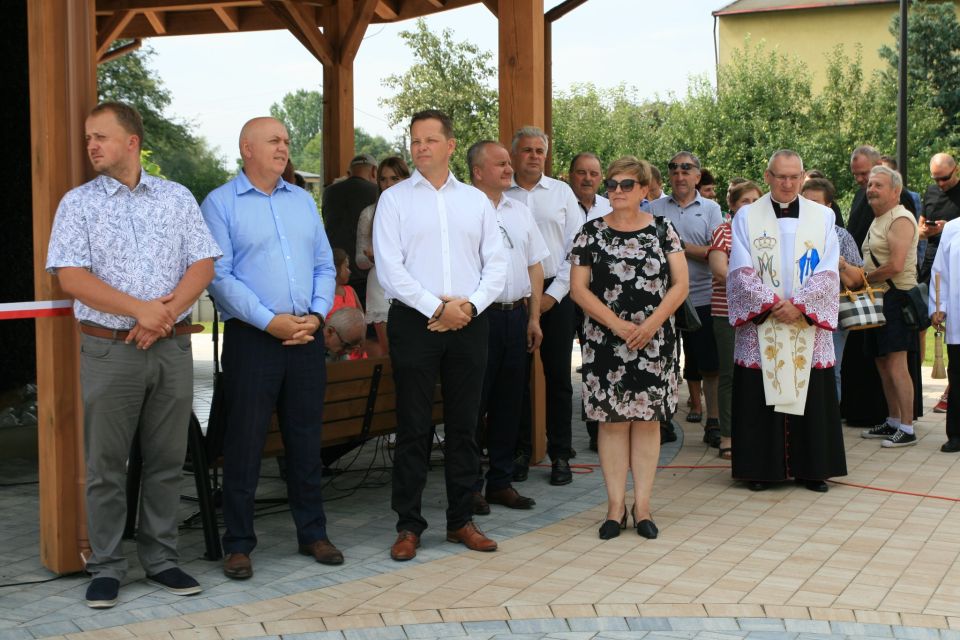 Na zdjęciu: uczestnicy uroczystego otwarcia Placu Rekreacyjno-Wypoczynkowego wraz z Tężnią Solankową w Będkowie, które odbyło się w sobotę, 20 sierpnia 2022 r.