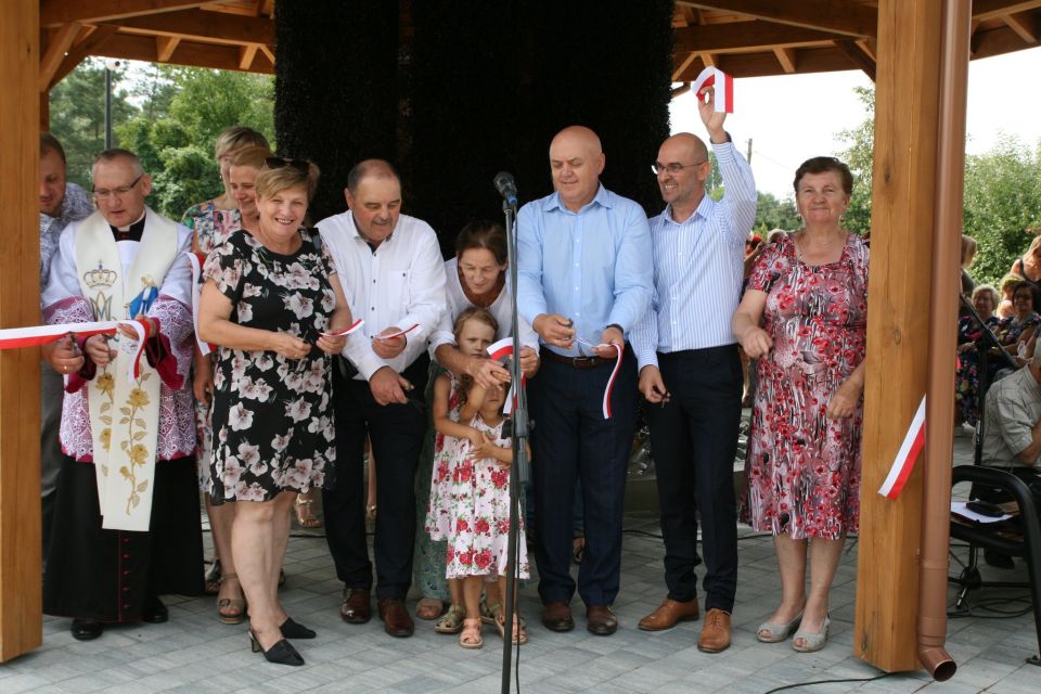 Na zdjęciu: uczestnicy uroczystego otwarcia Placu Rekreacyjno-Wypoczynkowego wraz z Tężnią Solankową w Będkowie, które odbyło się w sobotę, 20 sierpnia 2022 r.