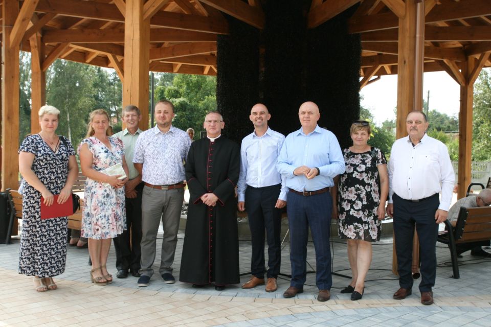Na zdjęciu: uczestnicy uroczystego otwarcia Placu Rekreacyjno-Wypoczynkowego wraz z Tężnią Solankową w Będkowie, które odbyło się w sobotę, 20 sierpnia 2022 r.
