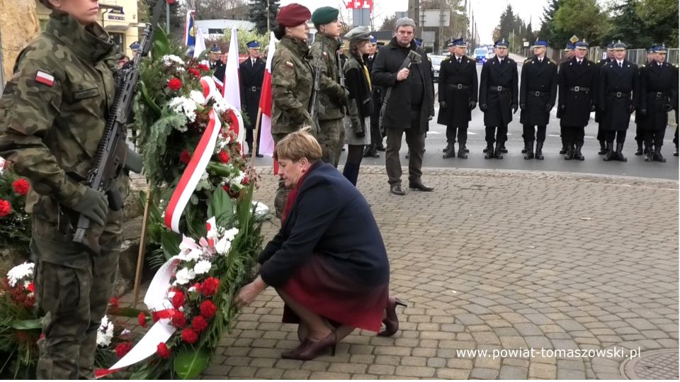 Na zdjęciu: uczestnicy uroczystości upamiętniającej odzyskanie przez Polskę niepodległości, która odbyła się w Tomaszowie Mazowieckim w piątek, 11 listopada 2022 roku, 