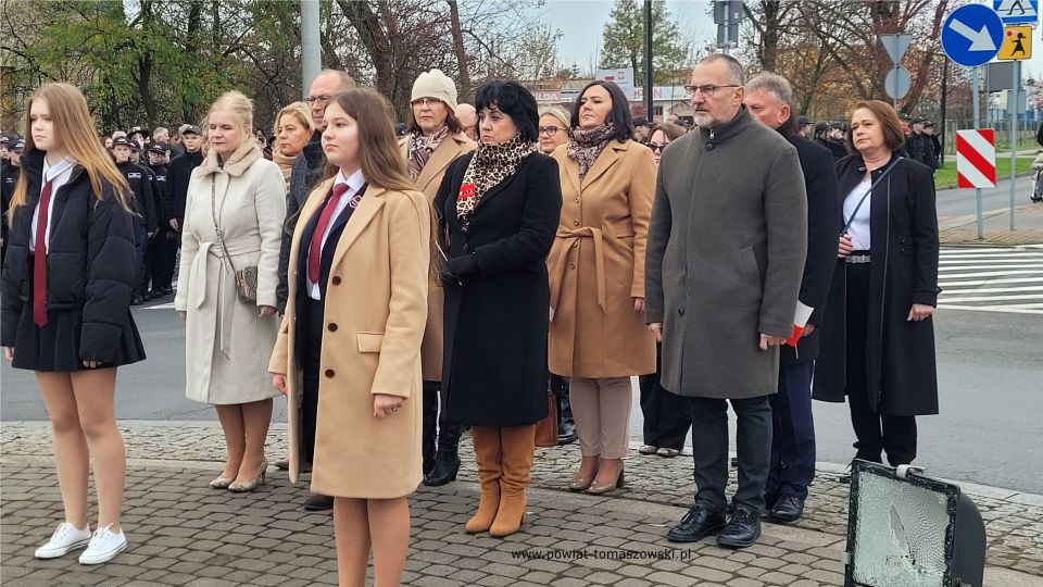 Na zdjęciu: uczestnicy uroczystości upamiętniającej odzyskanie przez Polskę niepodległości, która odbyła się w Tomaszowie Mazowieckim w piątek, 11 listopada 2022 roku, 