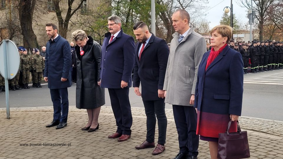 Na zdjęciu: uczestnicy uroczystości upamiętniającej odzyskanie przez Polskę niepodległości, która odbyła się w Tomaszowie Mazowieckim w piątek, 11 listopada 2022 roku, 