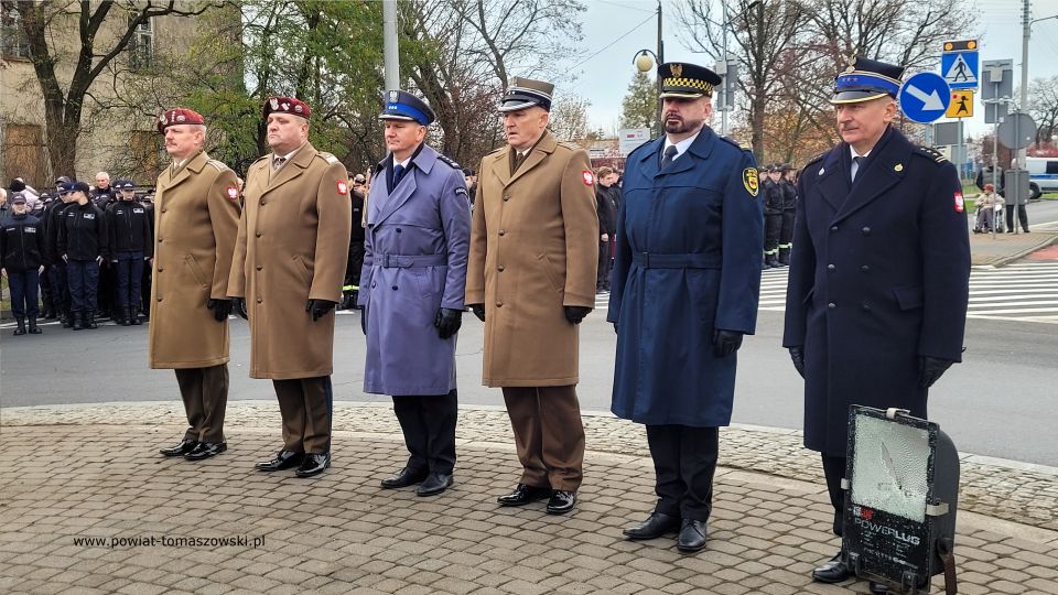 Na zdjęciu: uczestnicy uroczystości upamiętniającej odzyskanie przez Polskę niepodległości, która odbyła się w Tomaszowie Mazowieckim w piątek, 11 listopada 2022 roku, 