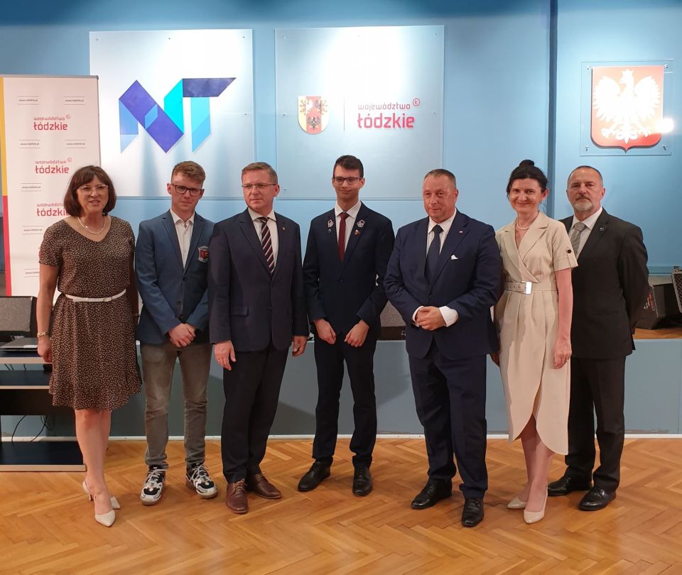 Na zdjęciu: uczestnicy uroczystości wręczenia stypendiów Marszałka Województwa Łódzkiego najlepszym uczniom i studentom, która odbyła się w Łodzi w poniedziałek, 27 czerwca 2022 roku, 