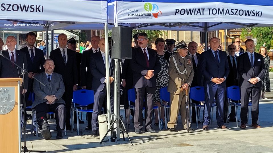 Na zdjęciu: uczestnicy obchodów 83. rocznicy wybuchu II wojny światowej i 83. rocznicy walk w obronie Tomaszowa Mazowieckiego, które odbyły się w Tomaszowie Mazowieckim w czwartek, 1 września 2022 roku, 