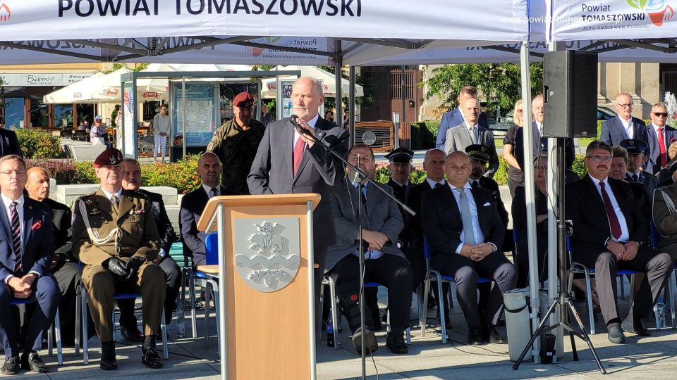 Na zdjęciu: uczestnicy obchodów 83. rocznicy wybuchu II wojny światowej i 83. rocznicy walk w obronie Tomaszowa Mazowieckiego, które odbyły się w Tomaszowie Mazowieckim w czwartek, 1 września 2022 roku, 