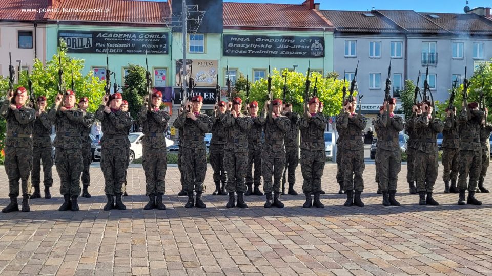 Na zdjęciu: uczestnicy obchodów 83. rocznicy wybuchu II wojny światowej i 83. rocznicy walk w obronie Tomaszowa Mazowieckiego, które odbyły się w Tomaszowie Mazowieckim w czwartek, 1 września 2022 roku, 