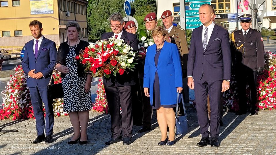 Na zdjęciu: uczestnicy obchodów 83. rocznicy wybuchu II wojny światowej i 83. rocznicy walk w obronie Tomaszowa Mazowieckiego, które odbyły się w Tomaszowie Mazowieckim w czwartek, 1 września 2022 roku, 