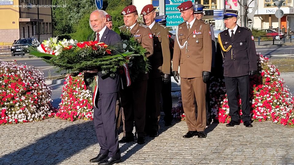 Na zdjęciu: uczestnicy obchodów 83. rocznicy wybuchu II wojny światowej i 83. rocznicy walk w obronie Tomaszowa Mazowieckiego, które odbyły się w Tomaszowie Mazowieckim w czwartek, 1 września 2022 roku, 