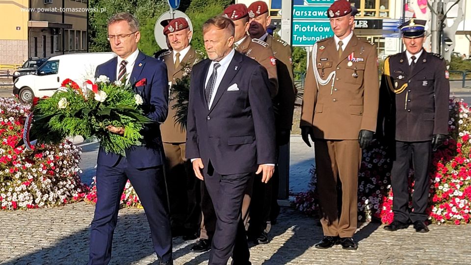 Na zdjęciu: uczestnicy obchodów 83. rocznicy wybuchu II wojny światowej i 83. rocznicy walk w obronie Tomaszowa Mazowieckiego, które odbyły się w Tomaszowie Mazowieckim w czwartek, 1 września 2022 roku, 