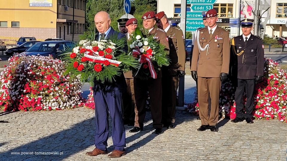 Na zdjęciu: uczestnicy obchodów 83. rocznicy wybuchu II wojny światowej i 83. rocznicy walk w obronie Tomaszowa Mazowieckiego, które odbyły się w Tomaszowie Mazowieckim w czwartek, 1 września 2022 roku, 