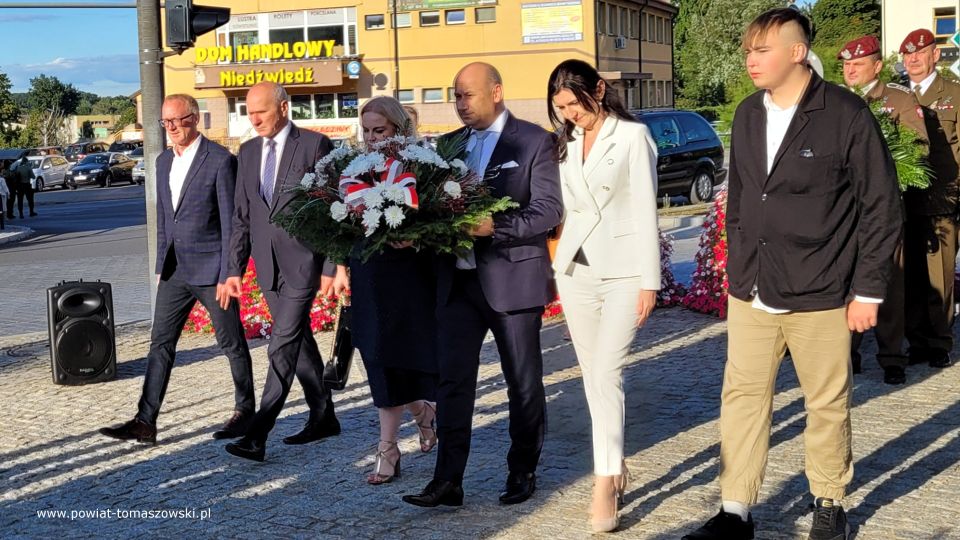 Na zdjęciu: uczestnicy obchodów 83. rocznicy wybuchu II wojny światowej i 83. rocznicy walk w obronie Tomaszowa Mazowieckiego, które odbyły się w Tomaszowie Mazowieckim w czwartek, 1 września 2022 roku, 
