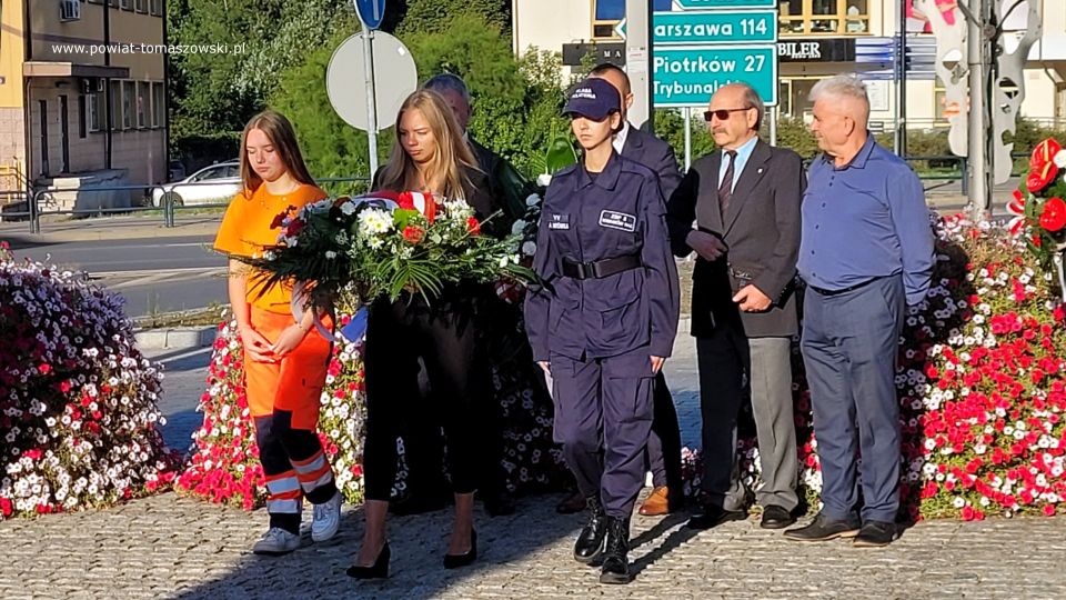 Na zdjęciu: uczestnicy obchodów 83. rocznicy wybuchu II wojny światowej i 83. rocznicy walk w obronie Tomaszowa Mazowieckiego, które odbyły się w Tomaszowie Mazowieckim w czwartek, 1 września 2022 roku, 