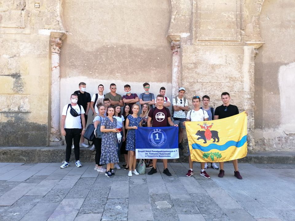 Na zdjęciu: zdjęcie z wakacyjnych stażów uczniów ZSP 1 w Hiszpanii w ramach programu Erasmus+