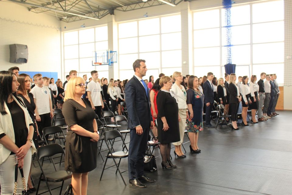 Na zdjęciu: uczestnicy zakończenia roku maturzystów Zespołu Szkół Ponadpodstawowych nr 8 w Tomaszowie Mazowieckim, które odbyło się w piątek 29 kwietnia 2022 roku