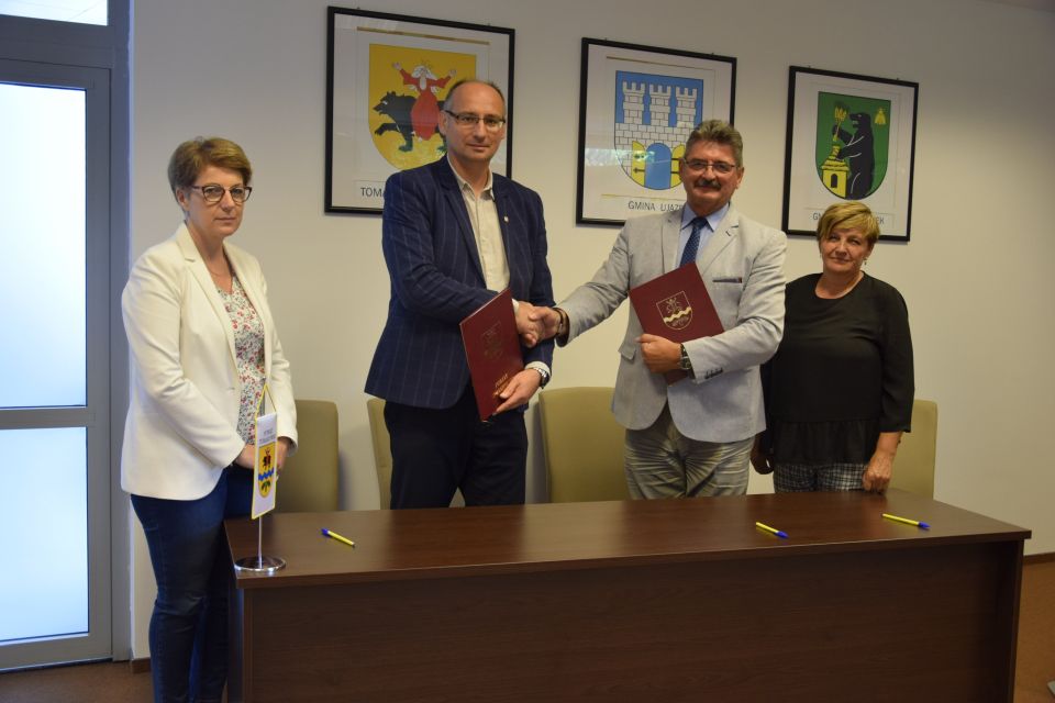 Na zdjęciu: uczestnicy podpisania umowy o dofinansowanie projektów w ramach „Programu wyrównywania różnic między regionami III” w ramach obszaru D z Gmina Lubochnia