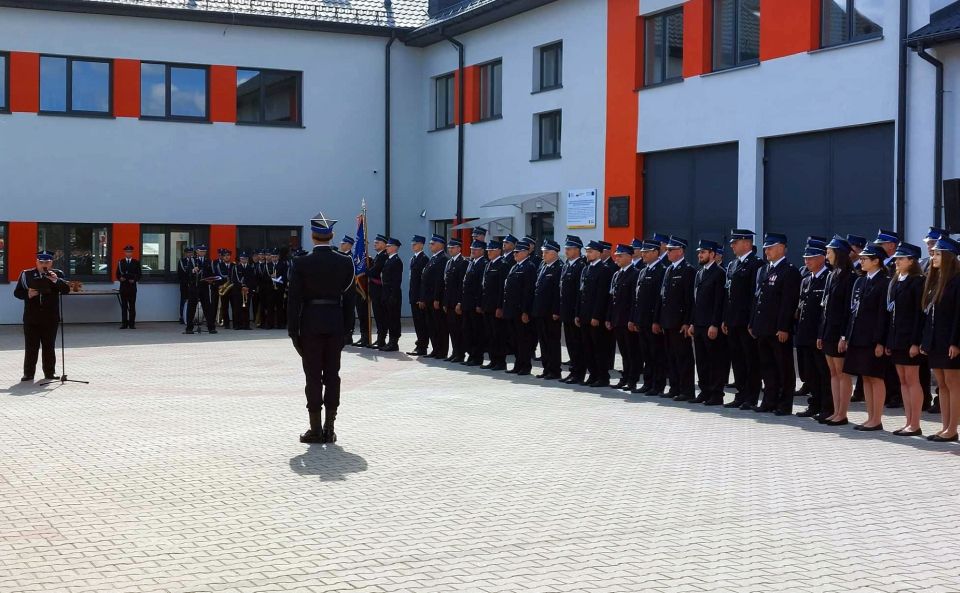 Na zdjęciu: uczestnicy obchodów 110. rocznicy powstania Ochotniczej Straży Pożarnej w Smardzewicach, które odbyły się w sobotę, 3 września 2022 roku, w Smardzewicach