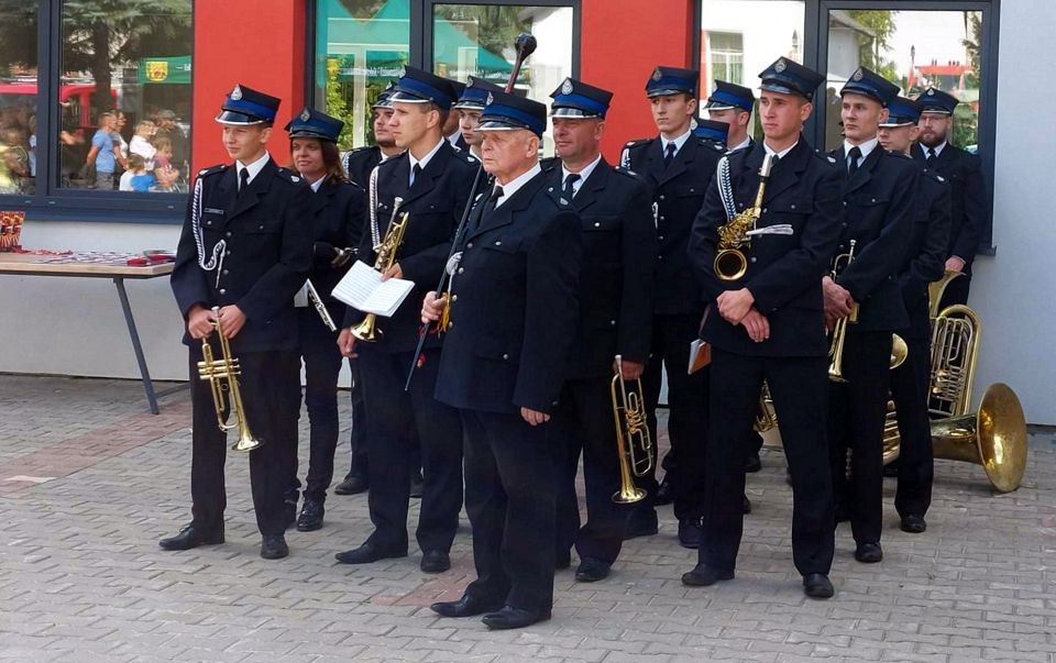 Na zdjęciu: uczestnicy obchodów 110. rocznicy powstania Ochotniczej Straży Pożarnej w Smardzewicach, które odbyły się w sobotę, 3 września 2022 roku, w Smardzewicach