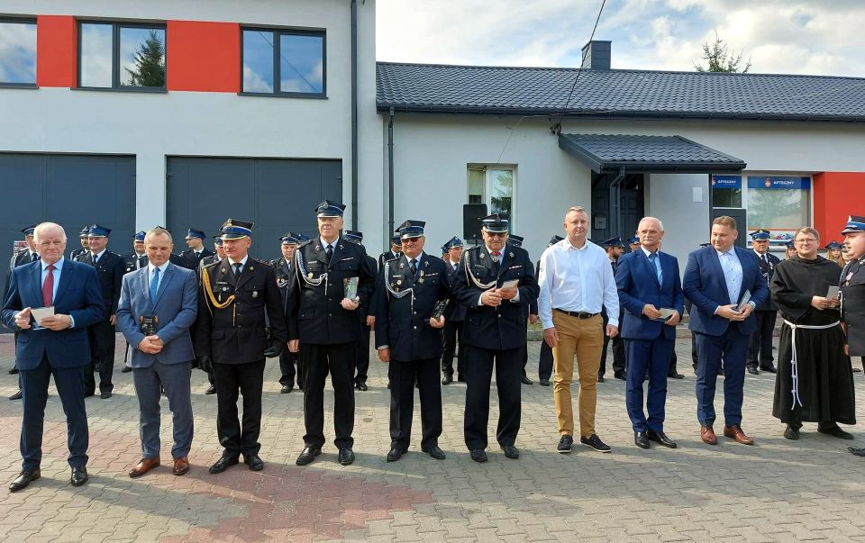 Na zdjęciu: uczestnicy obchodów 110. rocznicy powstania Ochotniczej Straży Pożarnej w Smardzewicach, które odbyły się w sobotę, 3 września 2022 roku, w Smardzewicach