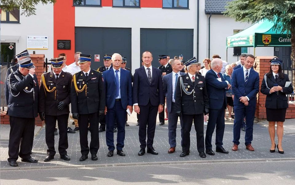Na zdjęciu: uczestnicy obchodów 110. rocznicy powstania Ochotniczej Straży Pożarnej w Smardzewicach, które odbyły się w sobotę, 3 września 2022 roku, w Smardzewicach
