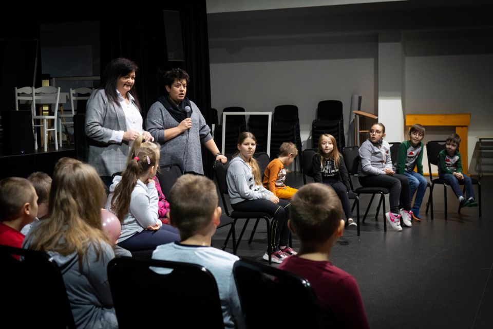Na zdjęciu: uczestnicy zajęć feryjnych, które rozpoczęły się w poniedziałek, 14 lutego 2022 roku, zorganizowanych dla dzieci przez Powiatowe Centrum Animacji Społecznej w Tomaszowie Mazowieckim
