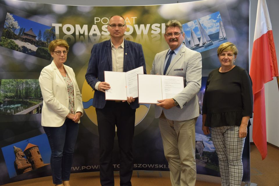Na zdjęciu: uczestnicy podpisania umowy o dofinansowanie projektów w ramach „Programu wyrównywania różnic między regionami III” w ramach obszaru D z Gmina Lubochnia
