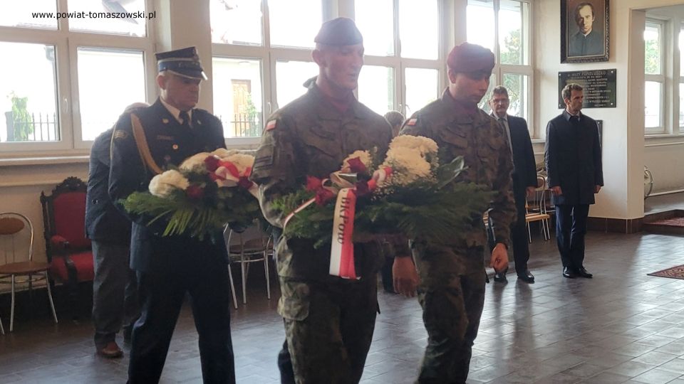 Na zdjęciu: uczestnicy uroczystości poświęconej 83. rocznicy powstania Polskiego Państwa Podziemnego, która odbyła się we wtorek, 27 września 2022 roku    w Tomaszowie Mazowieckim