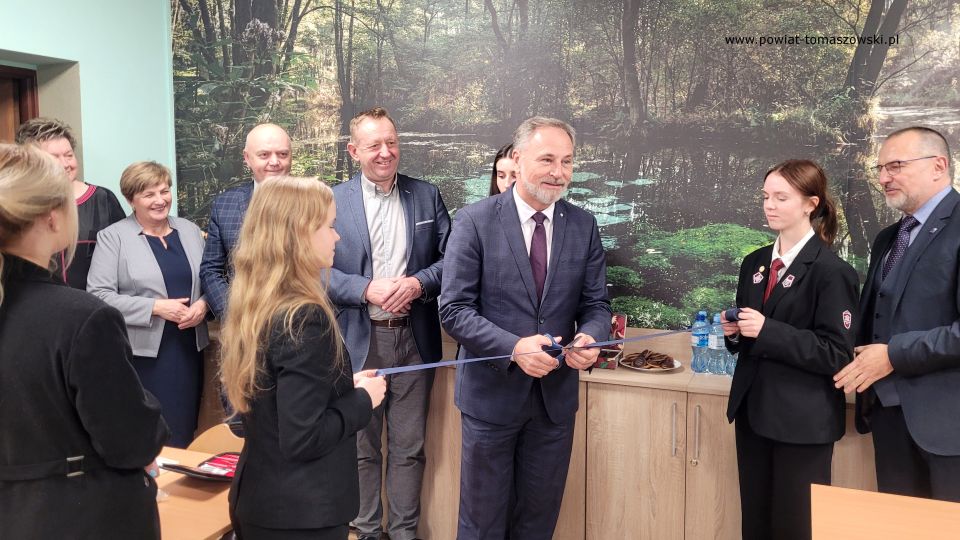 Zdjęcie z uroczystego otwarcia ekopracowni w II Liceum Ogólnokształcącym im. Stefana Żeromskiego w Tomaszowie Mazowieckim, które odbyło się w środę, 9 listopada 2022 roku, 