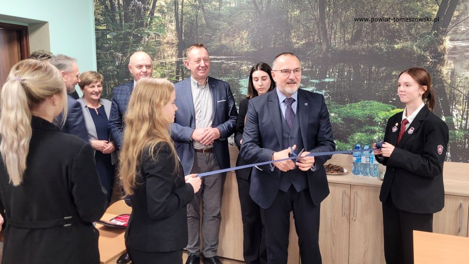 Zdjęcie z uroczystego otwarcia ekopracowni w II Liceum Ogólnokształcącym im. Stefana Żeromskiego w Tomaszowie Mazowieckim, które odbyło się w środę, 9 listopada 2022 roku, 