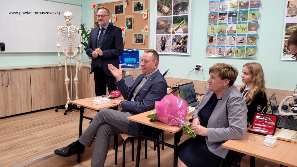 Zdjęcie z uroczystego otwarcia ekopracowni w II Liceum Ogólnokształcącym im. Stefana Żeromskiego w Tomaszowie Mazowieckim, które odbyło się w środę, 9 listopada 2022 roku, 