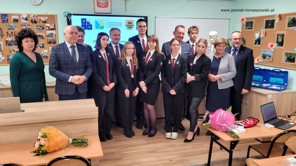 Zdjęcie z uroczystego otwarcia ekopracowni w II Liceum Ogólnokształcącym im. Stefana Żeromskiego w Tomaszowie Mazowieckim, które odbyło się w środę, 9 listopada 2022 roku, 