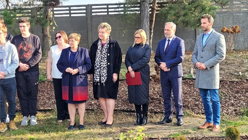 Zdjęcie z uroczystego otwarcia ogródka dydaktycznego w Zespole Szkół Ponadpodstawowych nr 8 w Tomaszowie Mazowieckim, które odbyło się w środę, 9 listopada 2022 roku, 