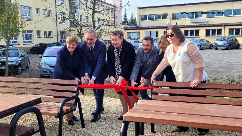 Zdjęcie z uroczystego otwarcia ogródka dydaktycznego w Zespole Szkół Ponadpodstawowych nr 8 w Tomaszowie Mazowieckim, które odbyło się w środę, 9 listopada 2022 roku, 