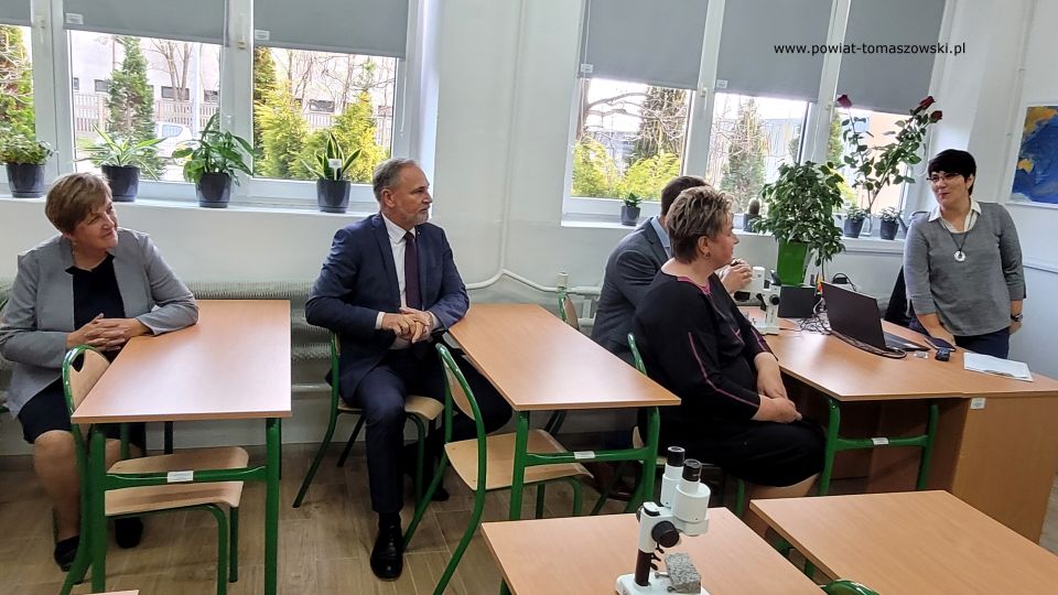 Zdjęcie z uroczystego otwarcia ekopracowni w Zespole Szkół Ponadpodstawowych nr 6 im. Stanisława Wyspiańskiego w Tomaszowie Mazowieckim, które odbyło się w środę, 9 listopada 2022 roku, 