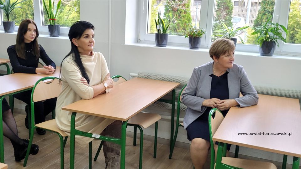 Zdjęcie z uroczystego otwarcia ekopracowni w Zespole Szkół Ponadpodstawowych nr 6 im. Stanisława Wyspiańskiego w Tomaszowie Mazowieckim, które odbyło się w środę, 9 listopada 2022 roku, 