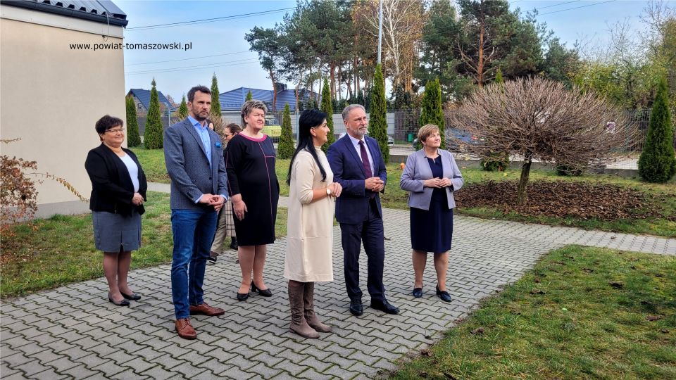 Zdjęcie z uroczystego otwarcia ekopracowni w Zespole Szkół Ponadpodstawowych nr 6 im. Stanisława Wyspiańskiego w Tomaszowie Mazowieckim, które odbyło się w środę, 9 listopada 2022 roku, 