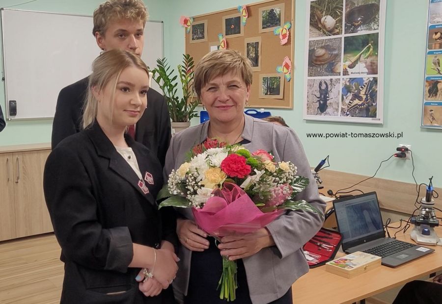 Zdjęcie z uroczystego otwarcia ekopracowni w II Liceum Ogólnokształcącym im. Stefana Żeromskiego w Tomaszowie Mazowieckim, które odbyło się w środę, 9 listopada 2022 roku, 