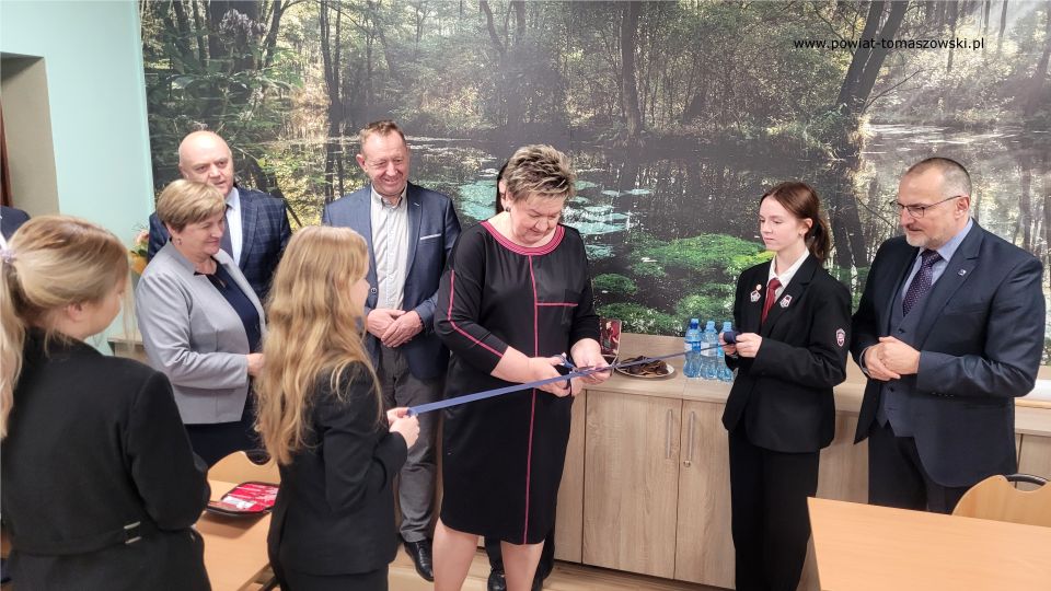 Zdjęcie z uroczystego otwarcia ekopracowni w II Liceum Ogólnokształcącym im. Stefana Żeromskiego w Tomaszowie Mazowieckim, które odbyło się w środę, 9 listopada 2022 roku, 