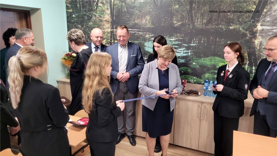 Zdjęcie z uroczystego otwarcia ekopracowni w II Liceum Ogólnokształcącym im. Stefana Żeromskiego w Tomaszowie Mazowieckim, które odbyło się w środę, 9 listopada 2022 roku, 