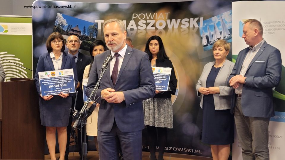 Na zdjęciu: uczestnicy konferencji prasowej, podczas której odbyło się podpisanie umowy na dofinansowanie ekopracowni w szkołach ponadpodstawowych – edycja 2022, z Wojewódzkiego Funduszu Ochrony Środowiska i Gospodarki Wodnej w Łodzi, która odbyła się w środę, 9 listopada 2022 roku, w Sali konferencyjnej Starostwa Powiatowego w Tomaszowie Mazowieckim
