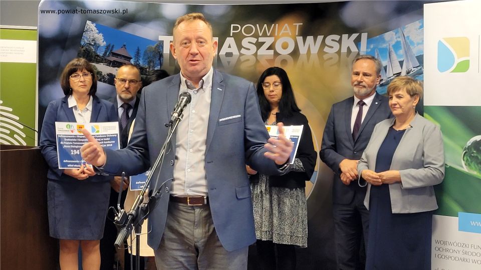 Na zdjęciu: uczestnicy konferencji prasowej, podczas której odbyło się podpisanie umowy na dofinansowanie ekopracowni w szkołach ponadpodstawowych – edycja 2022, z Wojewódzkiego Funduszu Ochrony Środowiska i Gospodarki Wodnej w Łodzi, która odbyła się w środę, 9 listopada 2022 roku, w Sali konferencyjnej Starostwa Powiatowego w Tomaszowie Mazowieckim