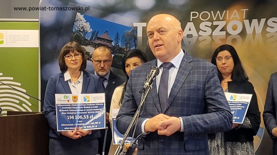 Na zdjęciu: uczestnicy konferencji prasowej, podczas której odbyło się podpisanie umowy na dofinansowanie ekopracowni w szkołach ponadpodstawowych – edycja 2022, z Wojewódzkiego Funduszu Ochrony Środowiska i Gospodarki Wodnej w Łodzi, która odbyła się w środę, 9 listopada 2022 roku, w Sali konferencyjnej Starostwa Powiatowego w Tomaszowie Mazowieckim