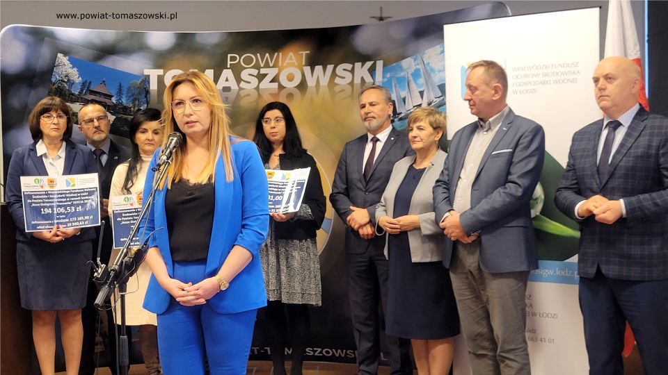 Na zdjęciu: uczestnicy konferencji prasowej, podczas której odbyło się podpisanie umowy na dofinansowanie ekopracowni w szkołach ponadpodstawowych – edycja 2022, z Wojewódzkiego Funduszu Ochrony Środowiska i Gospodarki Wodnej w Łodzi, która odbyła się w środę, 9 listopada 2022 roku, w Sali konferencyjnej Starostwa Powiatowego w Tomaszowie Mazowieckim