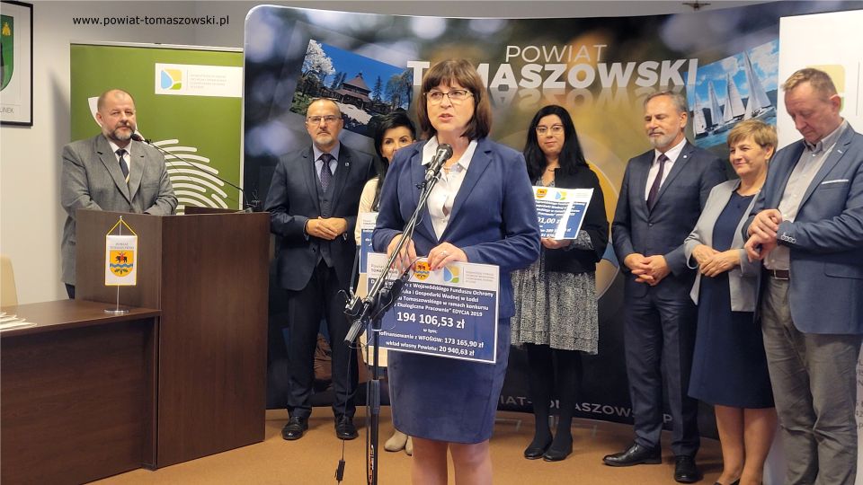 Na zdjęciu: uczestnicy konferencji prasowej, podczas której odbyło się podpisanie umowy na dofinansowanie ekopracowni w szkołach ponadpodstawowych – edycja 2022, z Wojewódzkiego Funduszu Ochrony Środowiska i Gospodarki Wodnej w Łodzi, która odbyła się w środę, 9 listopada 2022 roku, w Sali konferencyjnej Starostwa Powiatowego w Tomaszowie Mazowieckim