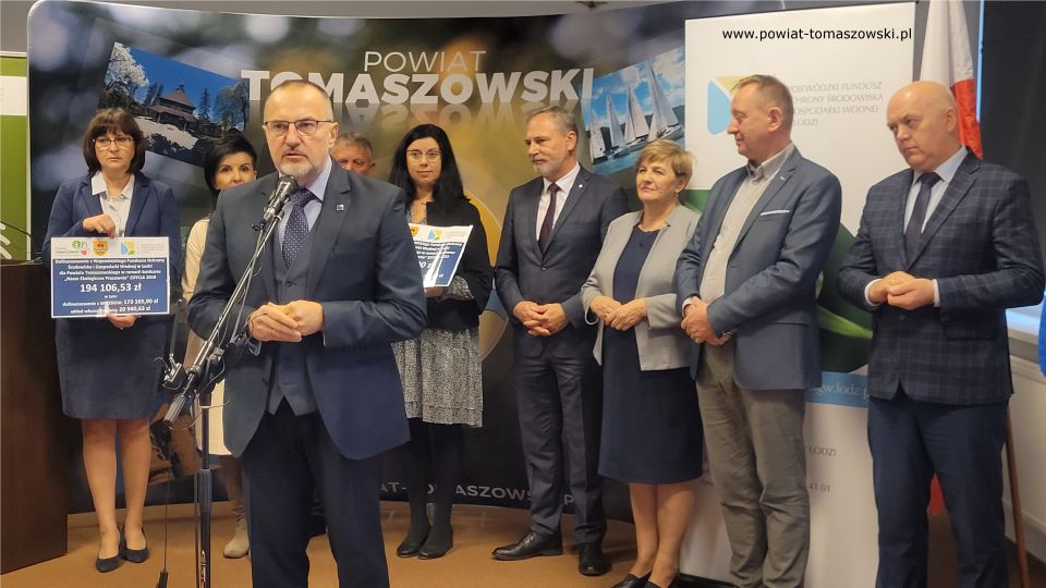 Na zdjęciu: uczestnicy konferencji prasowej, podczas której odbyło się podpisanie umowy na dofinansowanie ekopracowni w szkołach ponadpodstawowych – edycja 2022, z Wojewódzkiego Funduszu Ochrony Środowiska i Gospodarki Wodnej w Łodzi, która odbyła się w środę, 9 listopada 2022 roku, w Sali konferencyjnej Starostwa Powiatowego w Tomaszowie Mazowieckim