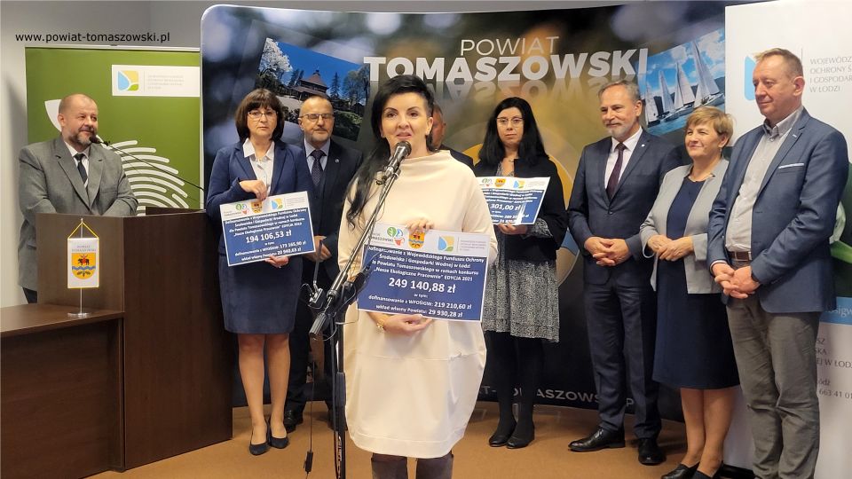 Na zdjęciu: uczestnicy konferencji prasowej, podczas której odbyło się podpisanie umowy na dofinansowanie ekopracowni w szkołach ponadpodstawowych – edycja 2022, z Wojewódzkiego Funduszu Ochrony Środowiska i Gospodarki Wodnej w Łodzi, która odbyła się w środę, 9 listopada 2022 roku, w Sali konferencyjnej Starostwa Powiatowego w Tomaszowie Mazowieckim