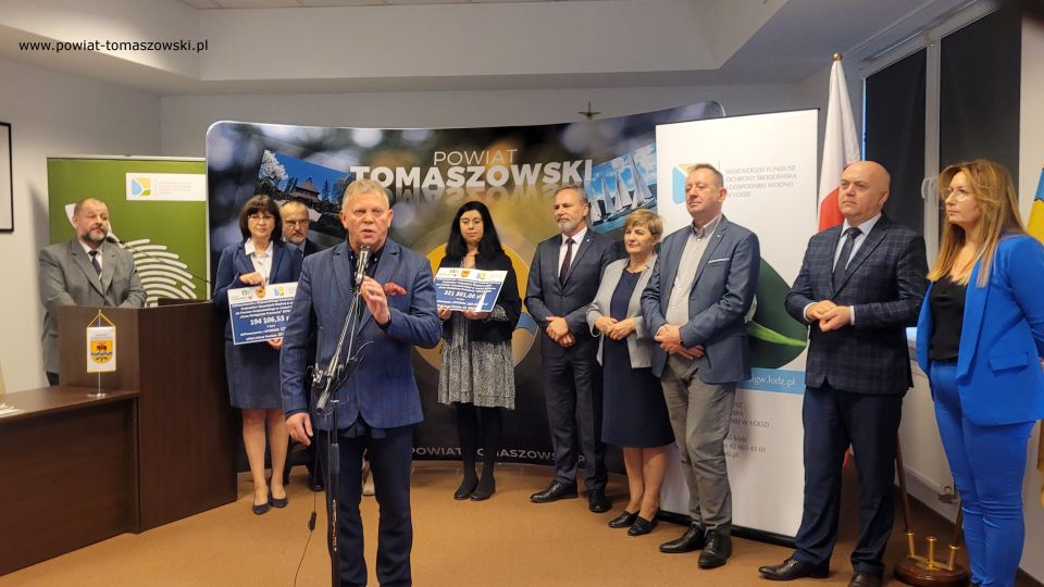 Na zdjęciu: uczestnicy konferencji prasowej, podczas której odbyło się podpisanie umowy na dofinansowanie ekopracowni w szkołach ponadpodstawowych – edycja 2022, z Wojewódzkiego Funduszu Ochrony Środowiska i Gospodarki Wodnej w Łodzi, która odbyła się w środę, 9 listopada 2022 roku, w Sali konferencyjnej Starostwa Powiatowego w Tomaszowie Mazowieckim